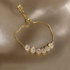 elegantes verstellbares Armband mit Steinchen