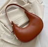 trendige Schultertasche "Half Moon" - BeautyCrush