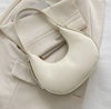 trendige Schultertasche "Half Moon" - BeautyCrush